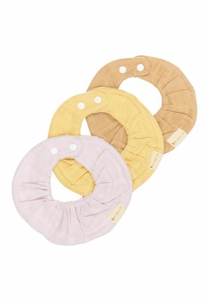 Drei Stoffringe in Lavendel, Gelb und Beige. Jeder hat ein gerafftes Design mit zwei Druckknopfverschlüssen und einem Markenetikett an der Seite.