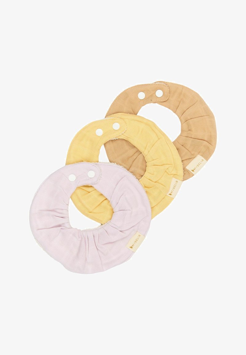 Trīs auduma gredzeni lavandas, dzeltenā un bēša krāsā. Katram ir rufu dizains ar diviem spiedpogu aizvērējiem un zīmola etiķeti sānos.