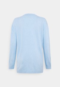 Hellblauer Pullover mit weicher Textur, langen Ärmeln und einem lockeren Sitz. Das Design umfasst einen Rundhalsausschnitt und einen gerippten Saum.