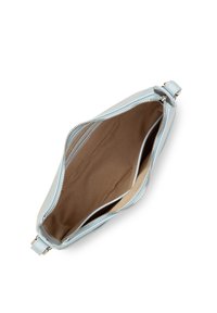 Borsetta in pelle blu chiaro con chiusura a zip, dotata di un esterno liscio e un interno in tessuto beige, che include tasche aggiuntive per l'organizzazione.