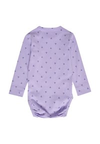 Body niemowlęce z długim rękawem w lawendowym kolorze, wykonane z bawełny, z powtarzającym się ciemnoniebieskim wzorem kwiatowym i zapięciem na napy na dole.