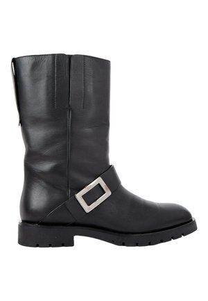 Botte en cuir noire mi-mollet avec une bride à boucle carrée argentée et une semelle épaisse crantée.