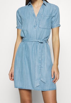 Robe en denim bleu clair avec manches courtes, poche poitrine avant, col en V et ceinture en tissu nouée à la taille.