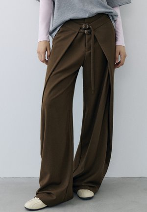 PULL&BEAR HIGH-WAIST DARTED WITH BUCKLES - SMART TROUSERS - Pantalon classique - brown