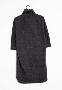 Abito lungo grigio scuro a maniche lunghe con collo alto, realizzato in un tessuto testurizzato con un motivo melange, caratterizzato da una vestibilità comoda e spacco laterale.