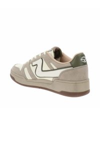 Sneaker beige e bianco realizzato in materiali scamosciati e in pelle. Presenta una suola spessa, un collare imbottito e dettagli a contrasto di colore verde.
