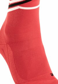 Czerwona skarpetka sportowa o gładkiej fakturze, z białymi i czarnymi paskami blisko góry oraz wzmocnioną piętą dla większej trwałości.