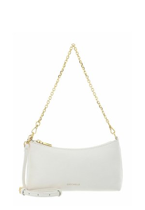 Witte rechthoekige leren handtas met gouden kettingriem, ritssluiting en klein gouden "COCCINELLE" logo aan de voorkant.