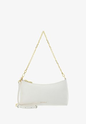 Bolso rectangular de cuero blanco con correa de cadena dorada, cierre de cremallera y pequeño logo dorado "COCCINELLE" en el frente.