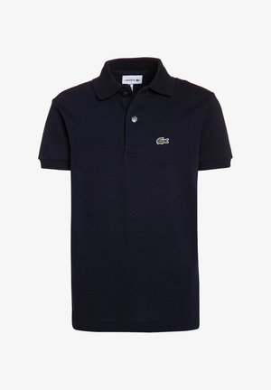 Polo azul marino de manga corta con cuello, tapeta de dos botones y pequeño logo de cocodrilo verde bordado en el pecho.