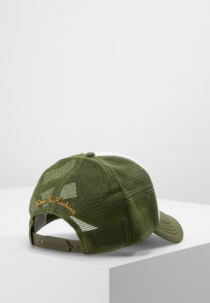 Oliwkowo-zielona siatkowa czapka z daszkiem z regulowanym paskiem i haftowanym napisem "Dare to Explore" na plecach, leżąca na białej powierzchni.