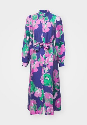 Vestido floral em roxo com padrões verdes e cor-de-rosa, apresentando um colarinho, mangas longas e um cinto na cintura amarrado. Design com botões na parte da frente.
