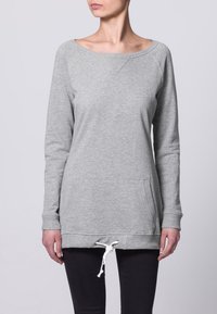 Sudadera gris hecha de mezcla de algodón, con un escote amplio, mangas largas, bolsillo frontal y dobladillo ajustable con cordón.