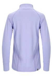 Helllila Langarmshirt mit hohem Kragen, ausgestattet mit Flachnahtdetails und eng anliegendem Bund. Glatter, dehnbarer Stoff ohne sichtbare Verschlüsse.