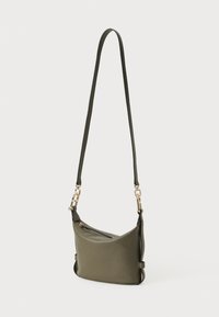 Borsa a spalla verde scuro realizzata in materiale liscio, con zip superiore, tracolla regolabile e dettagli in metallo color oro.