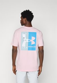 Under Armour - EVOL LOGO - T-shirt imprimé - prime pink/ether blue/white Image miniature 1