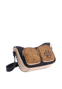 Bolsa tipo bandolera en material sintético negro y beige con dos bolsillos con cremallera en color marrón claro. Presenta textura acolchada en el bolsillo frontal y detalle del logo.