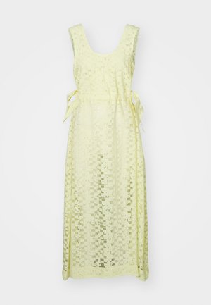 Gelbes Kleid mit quadratischem Muster, Rundhals-Ausschnitt und Taillenbändern. Das Material scheint leicht und semi-transparent zu sein. Lange, fließende Silhouette.