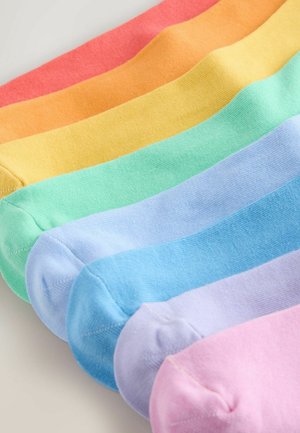 Krāsainas kokvilnas potīšu zeķes, izvietotas horizontālā rindā, ar rozā, lavandas, gaiši zilu, zaļu, dzeltenu, oranžu un koraļļu krāsām.