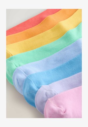 Barevné bavlněné kotníkové ponožky vystavené v horizontálním řádku, obsahující růžové, levandulové, světle modré, zelené, žluté, oranžové a korálové odstíny.