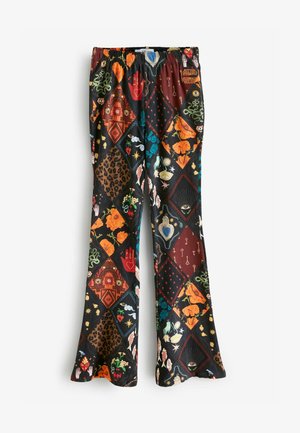 Pantalon évasé avec un mélange de motifs vibrants, comprenant des motifs floraux et animaliers sur un fond noir. Taille élastique pour plus de confort.