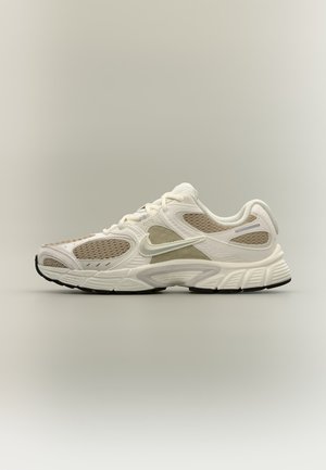 Nike Sportswear, V5 RNR - Маратонки - desert khaki/light bone phantom sail
