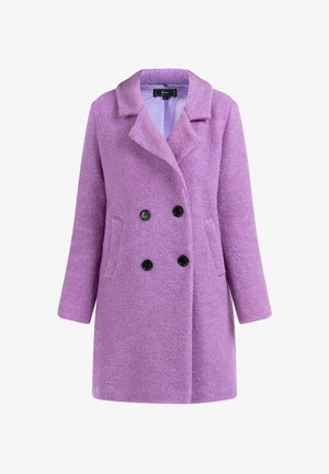 Palton mov din fleece, cu guler cu căptușeală, butoane negre, buzunare laterale și mâneci lungi. Textură netedă și design de lungime medie.