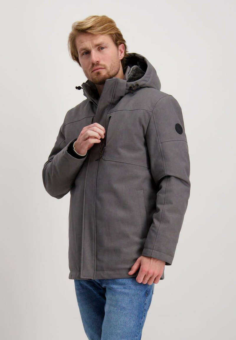 Grijze geïsoleerde jas met een capuchon, ritssluiting aan de voorkant en zijzakken. Beschikt over een gestructureerde stof en een zwart rond logo op de mouw.