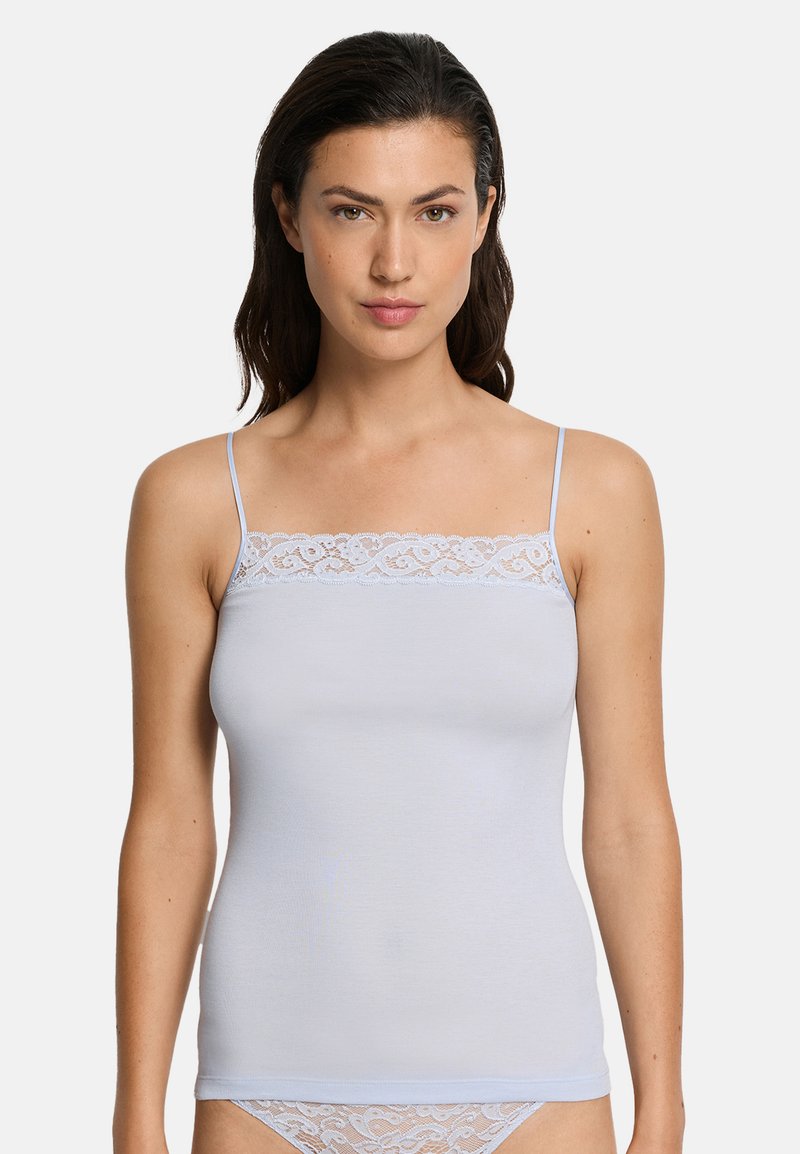 Lyseblå kamisolletop med blonder langs udskæringen, med tynde spaghetti-stropper og en tætsiddende pasform lavet af glat stof.