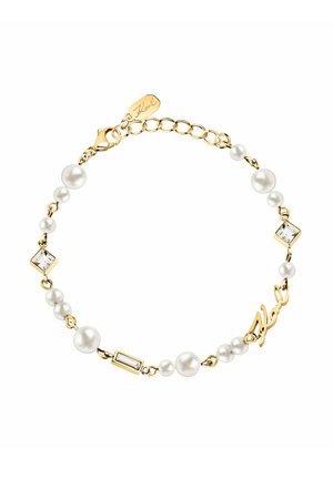 Guld kædearmbånd med skiftende perleperler, klare geometriske krystaller og en gylden "Karl"-vedhæng, sikret med en lås.