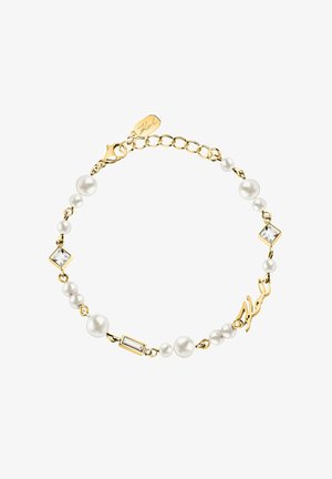 Bracciale con catena d'oro con perle alternate, cristalli geometrici trasparenti e un ciondolo in oro con la scritta "Karl", fissato con una chiusura.