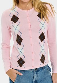 Rosa Strickjacke mit einem Rautenmuster in Braun, Weiß und Blau. Lange Ärmel und Frontknöpfe unterstreichen das klassische Design.