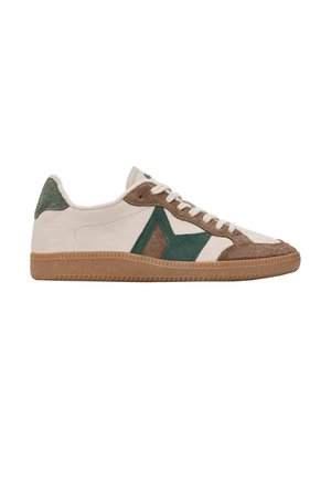 Baskets basses en cuir beige, accents en daim marron et vert, lacets blancs et semelle en caoutchouc texturée couleur camel, vues de profil.