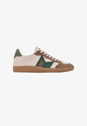 Baskets basses en cuir beige, accents en daim marron et vert, lacets blancs et semelle en caoutchouc texturée couleur camel, vues de profil.