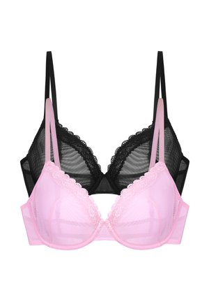 Zwarte en roze lingerie bh's met kantafwerking. De zwarte bh heeft doorschijnend gaas en verstelbare bandjes, terwijl de roze bh een gladde textuur heeft.