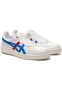 Białe skórzane sneakersy z niebieskimi i czerwonymi akcentami, perforowanym czubkiem, wyściełanym kołnierzem i teksturowaną białą podeszwą. Posiadają logo na języku.