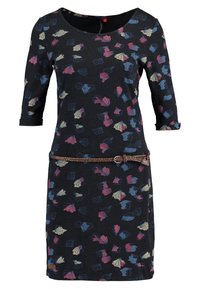 Ciemnoniebieska sukienka w różowe, niebieskie i beżowe kwiatowe wzory, z rękawami do trzech czwarci, okrągłym dekoltem i plecionym brązowym paskiem w talii.