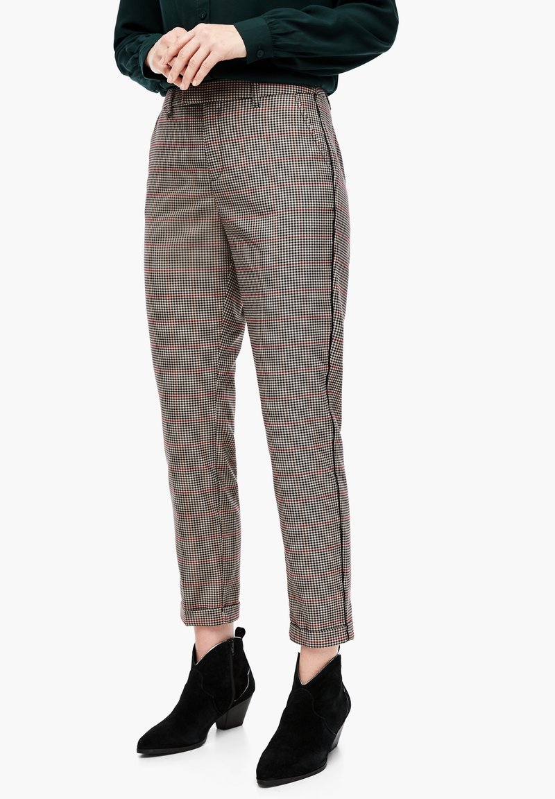 Rutiga byxor i brunt, röd och svart, med en slim fit och sidostrimma. Matchat med svarta mockaklackar.