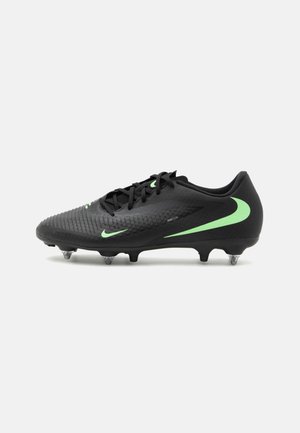 Schwarzer Fußballschuh mit neongrünen Nike-Swoosh-Logos, gestaltetem Obermaterial und Metallstollen an der Sohle, von der Seite auf weißem Hintergrund gezeigt.