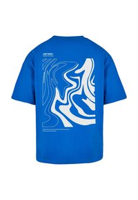 Blå bomulds t-shirt med et stort hvidt abstrakt grafisk design på ryggen. Korte ærmer, rund halsudskæring og lige kant.