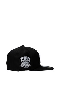 Cappello snapback nero con ricamo del testo "Dal 1993" e un logo con design di un pallone da basket. La visiera è piatta e leggermente curva.