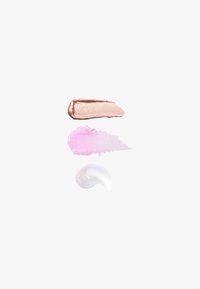 Tres muestras de crema: bronce brillante, rosa suave y blanco iridiscente. Varían en opacidad y textura, situadas sobre un fondo blanco.