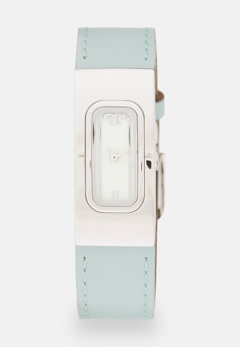 Orologio argento con quadrante rettangolare minimalista, dial bianco e piccoli indicatori delle ore. Cinturino in pelle blu chiaro con cuciture a contrasto.