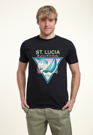 Sort bomuld t-shirt med et farverigt trekantet grafisk design, der har teksten "ST. LUCIA" samt billeder af palmer og en sejlbåd.