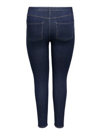 Tummansiniset kapeat farkut esitettynä takaa, joissa on kaksi takataskua, tikattu yksityiskohta ja nilkkaan kapenevat lahkeet.