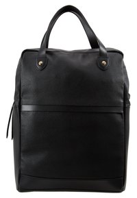 Zwarte gestructureerde leren tote bag met twee handvatten, rechthoekige vorm en eenvoudig ontwerp, weergegeven tegen een witte achtergrond.