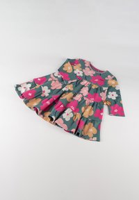 Grünes Blumenkleid mit langen Ärmeln, das mit rosa, gelben und weißen Blumen verziert ist. Rüschendetails am Saum und ein gesticktes Etikett am unteren Ende.