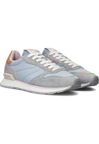Zapatillas gris y azul claro hechas de ante y material sintético, con cordones blancos, suela rosa clara y acentos naranjas en el talón.