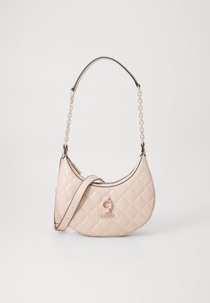 Borsa a tracolla beige trapuntata dalla forma curvata, con una tracolla in catena dorata, un accento con logo e dettagli in nero. Texture liscia e lucida.