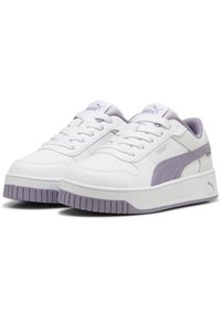 Sapatilhas brancas com detalhes em púrpura, apresentando o upper em couro texturizado, design de atacadores, colarinho acolchoado e uma sola de borracha espessa com ranhuras.